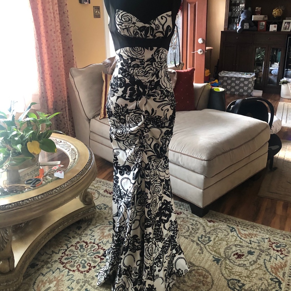 NWT XSCAPE B&W Ruched Mermaid Maxi